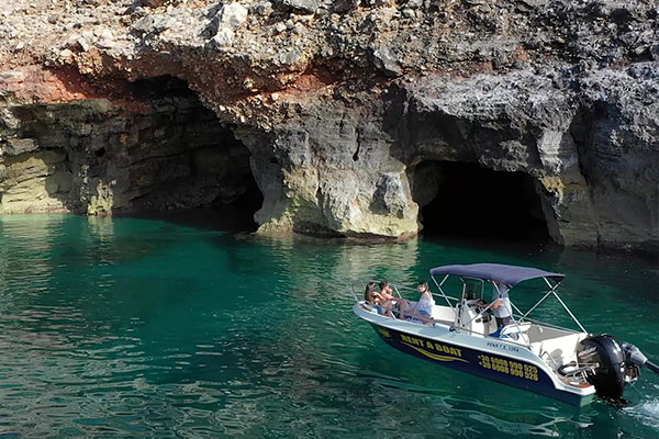 Video: Video: Manousakis Marine Rental boat in front of the Pirate’s Caves near Rethymno